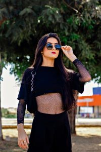 Como usar transparência com elegância: guia para criar looks sofisticados
