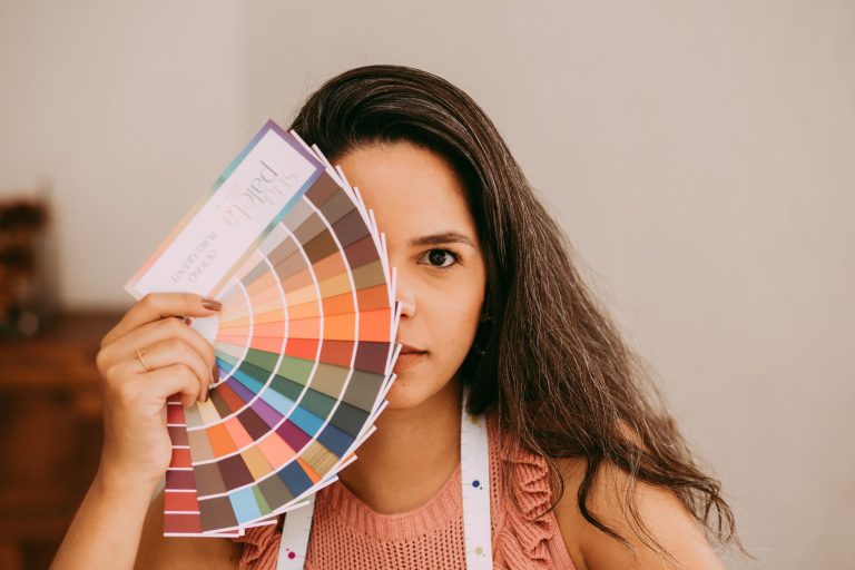 Cores que iluminam sua aparência: descubra os tons que valorizam você
