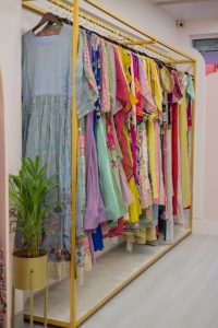 Moda minimalista ainda vale a pena? Guia prático para escolher melhor em 2026