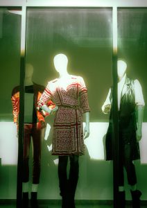 Roupa barata pode parecer sofisticada? Descubra como elevar qualquer visual