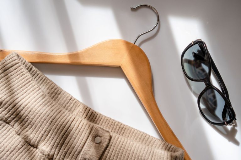 Tênis colorido combina com roupa social? Veja como acertar no visual
